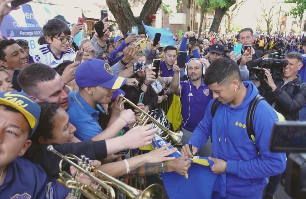 Boca Juniors llegó a Mendoza y las calles se tiñó de azul y oro. Marcos Rojo el más buscado por los hinchas.