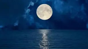 Qué es la Luna azul, a qué se debe su nombre y cómo influye en las personas