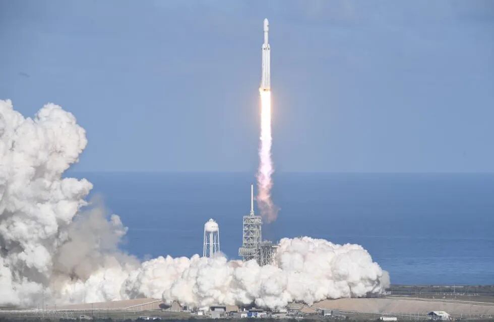 El lanzamiento del Falcon Heavy, el súper cohete que diseñó Elon Musk. (AFP)