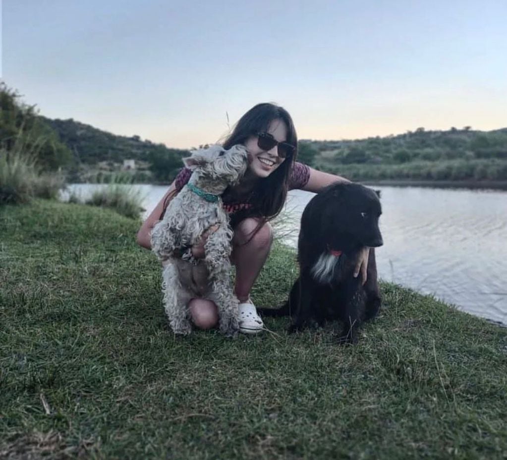 Luciana con sus perritos Emma y Lobo