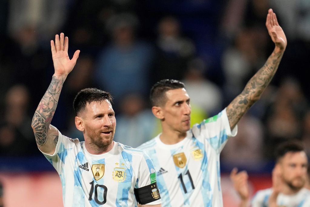 Lionel Messi y Ángel Di María, referentes del seleccionado argentino, saludan al público en la cancha de Boca después del 3-0 a Venezuela. (AP)