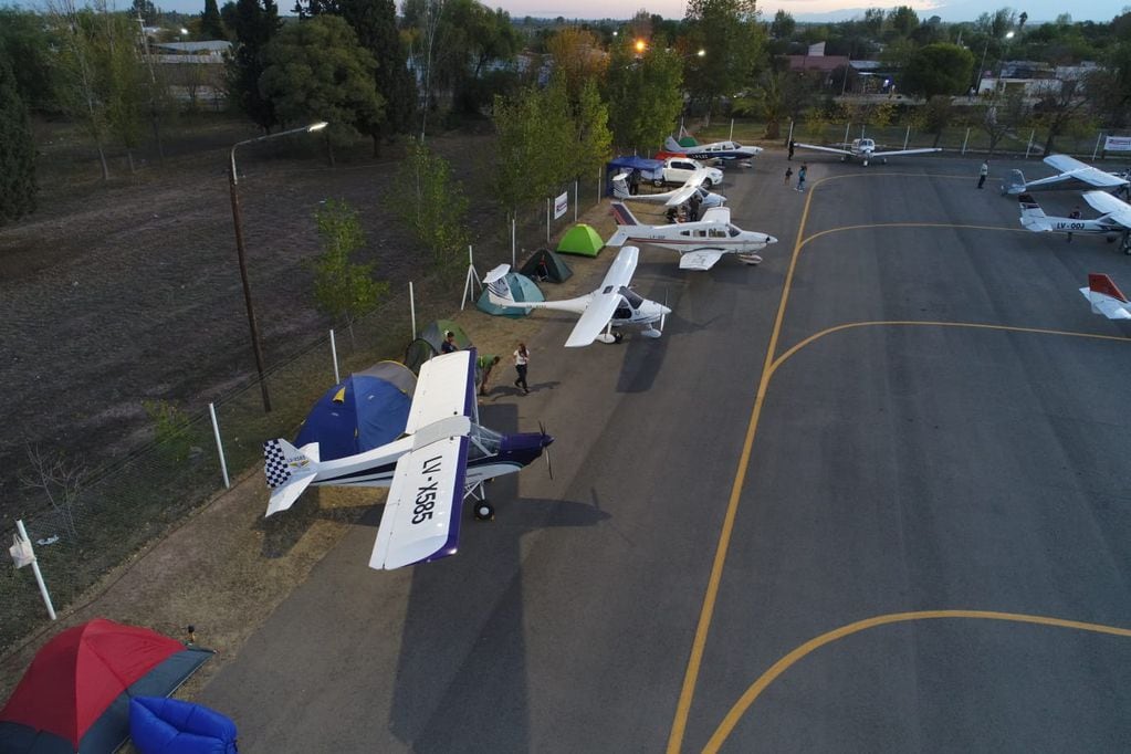 Acrobacias aéreas y vuelos sobre la cordillera, lo grandes atractvos del Aerocamping que se celebra este fin de semana en Mendoza. 