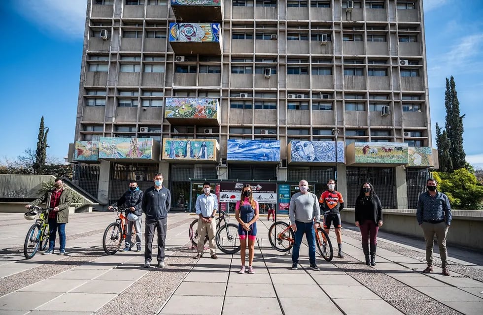La Municipalidad de la Ciudad realizó la entrega de los sorteos realizados cuyos premios eran bicicletas. Participaron vecinos de Mendoza y empleados de la comuna. Gentileza MCM