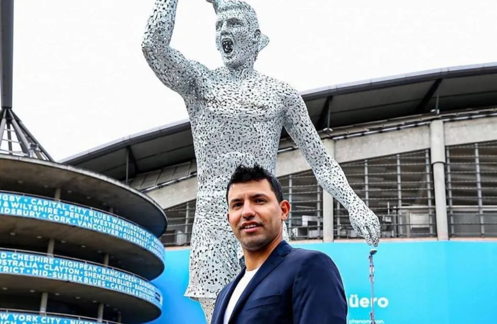 Kun Agüero junto a su estatua en Manchester (Prensa City)