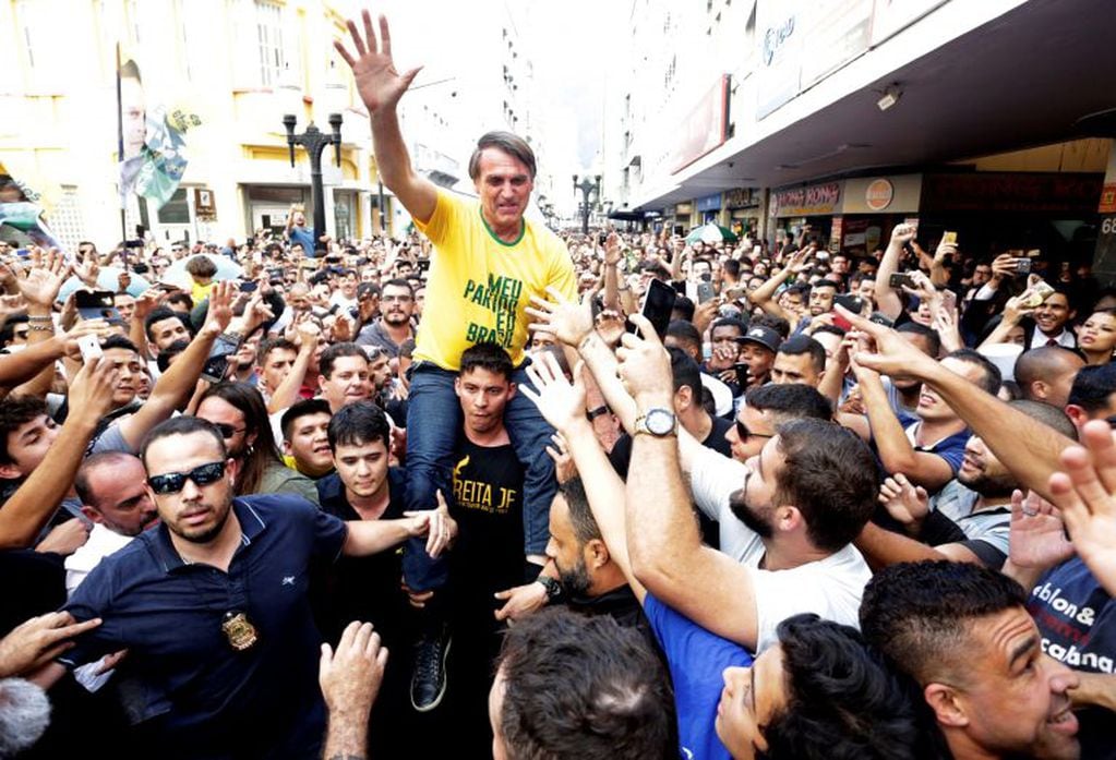 El entonces candidato presidencial Jair Bolsonaro momentos antes de ser apuñalado durante un mitin de campaña en Juiz de Fora, Brasil. Crédito: Antonio Scorza/Agencia O Globo via AP.