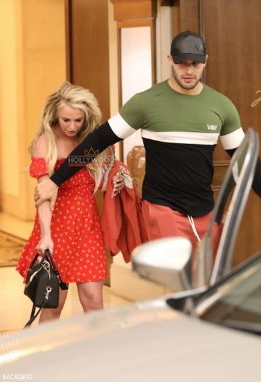 Britney Spears saliendo en compañía de Sam Asghari del Hotel Montage en Beverly Hills