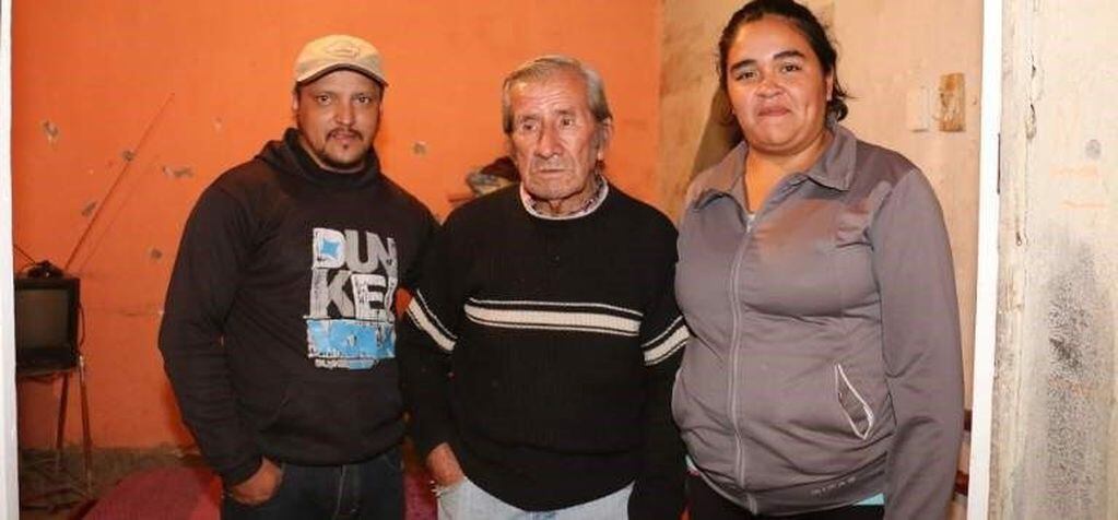 Romina y Martín, la pareja sanjuanina que adoptó a un anciano chileno.