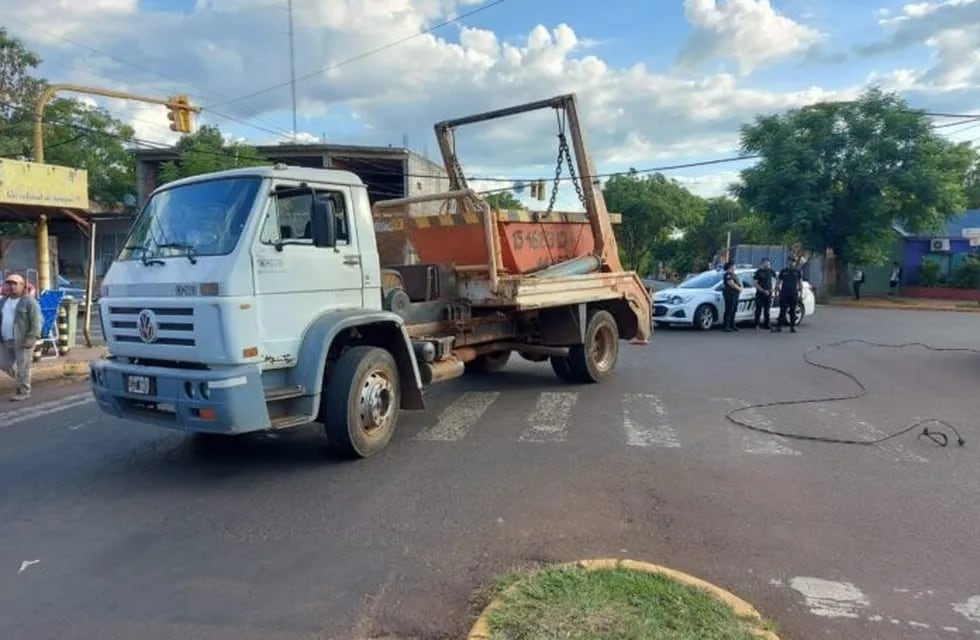 Camión enganchó unos cables y dejó sin luz a toda una zona de Posadas.