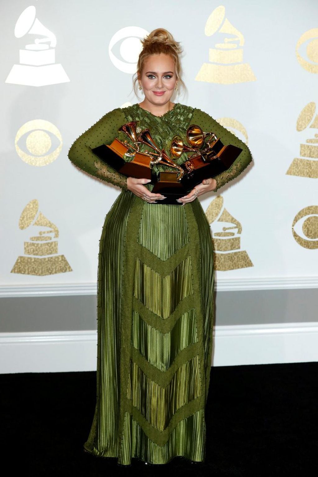 JGM167. Los Angeles (United States), 13/02/2017.- Adele holds up her awards in the press room during the 59th annual Grammy Awards ceremony at the Staples Center in Los Angeles, California, USA, 12 February 2017. Adele won the awards Record Of The Year, A