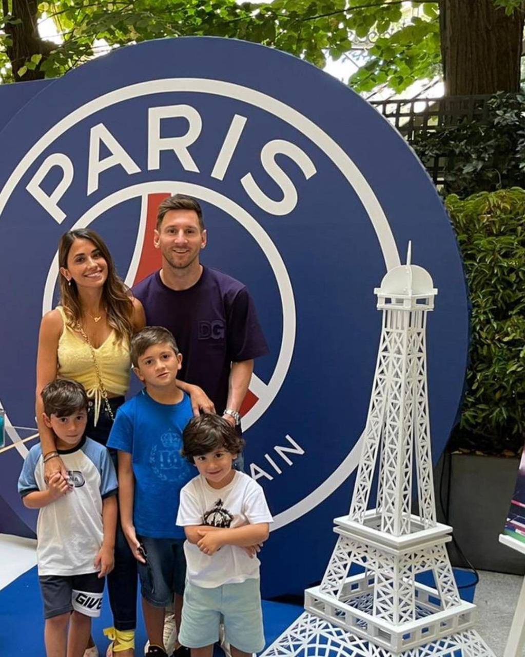 Lionel Messi y Antonela Roccuzzo junto a sus hijos ya instalados en París.