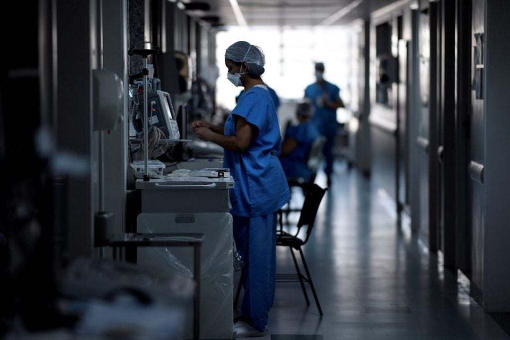 Unidades de terapia intensiva  (Photo by Douglas MAGNO / AFP)