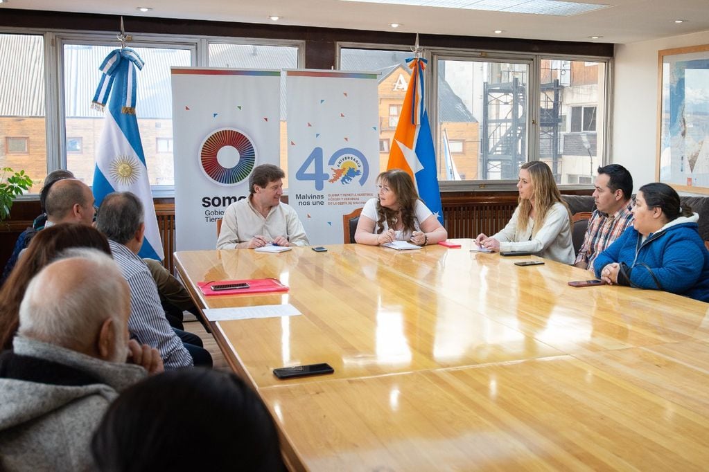 La reunión con el gobernador Melella estuvo conformada con representantes de los barrios de Andorra.
