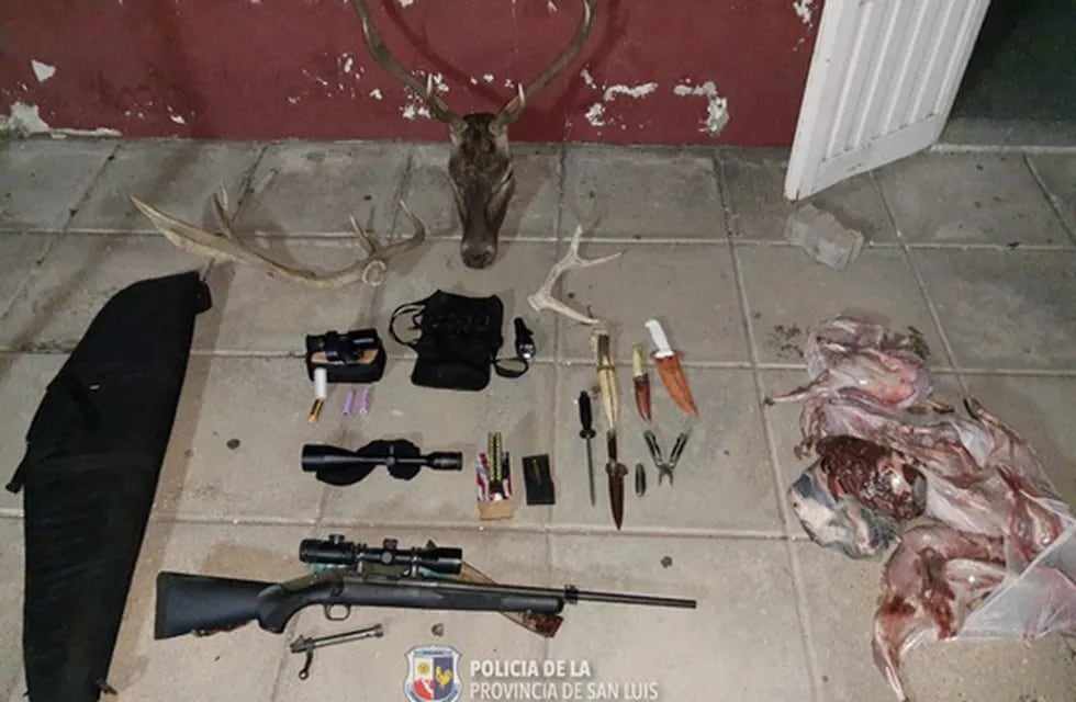 El rifle calibre .308, las miras telescópicas y los restos de los animales silvestres cazados y que fueron decomisados por la policía. Gentileza Policía de San Luis