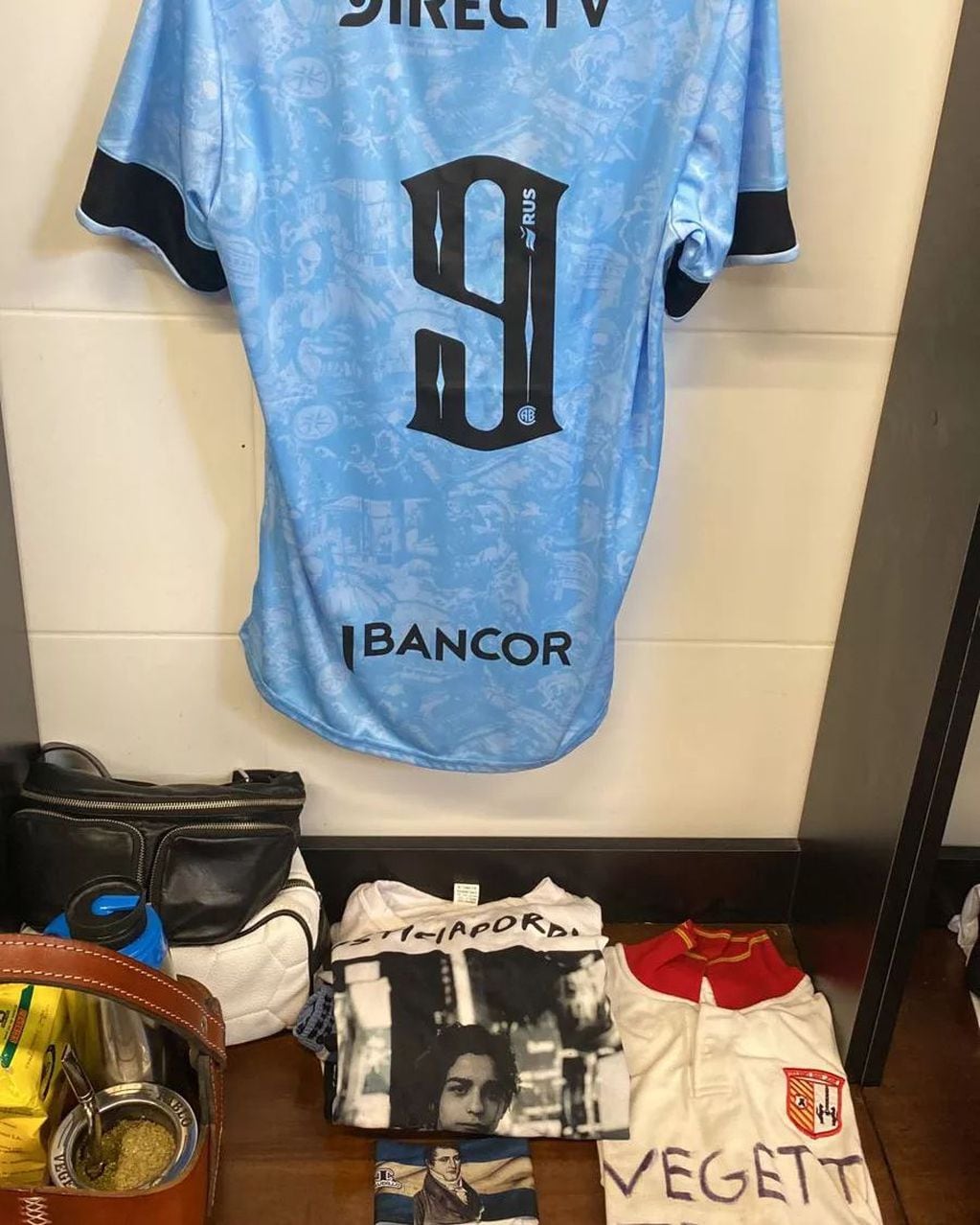 La remera en el vestuario previo a cada partido de Belgrano.