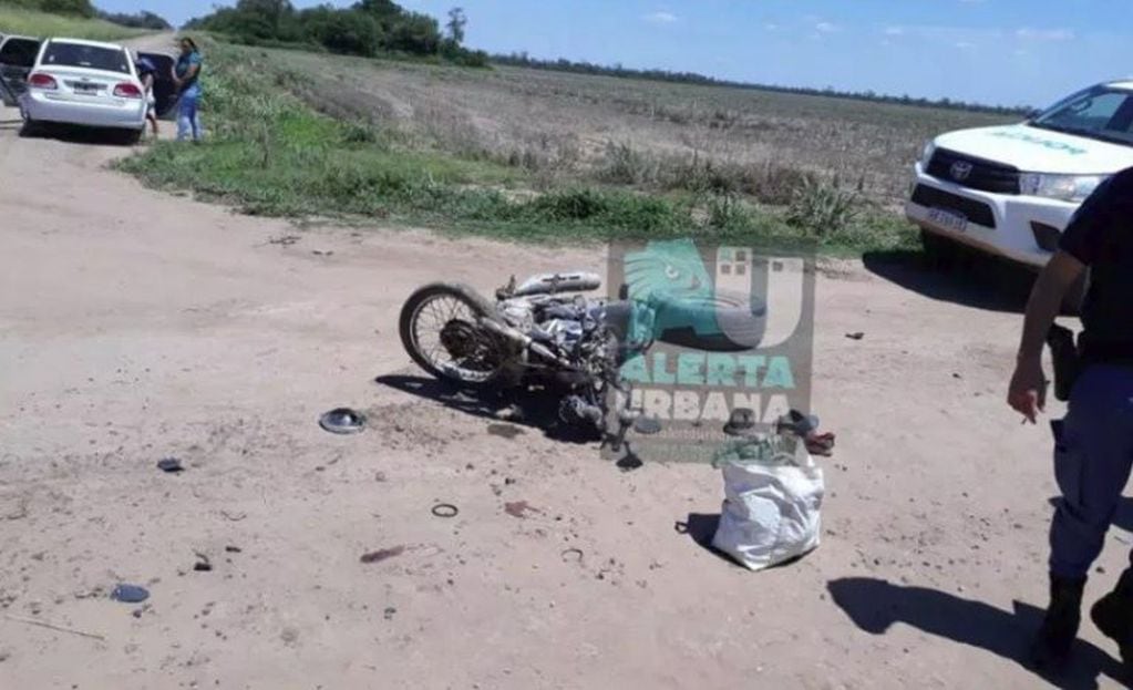 En la localidad chaqueña de General Pinedo, un joven murió al impactar con su moto contra una camioneta. (Foto: Primera Línea)