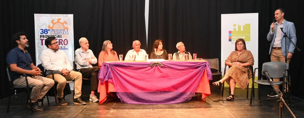 Autoridades municipales y referentes locales del Instituto Nacional del Teatro y entidades afines, en la apertura de la Fiesta Provincial del Teatro.