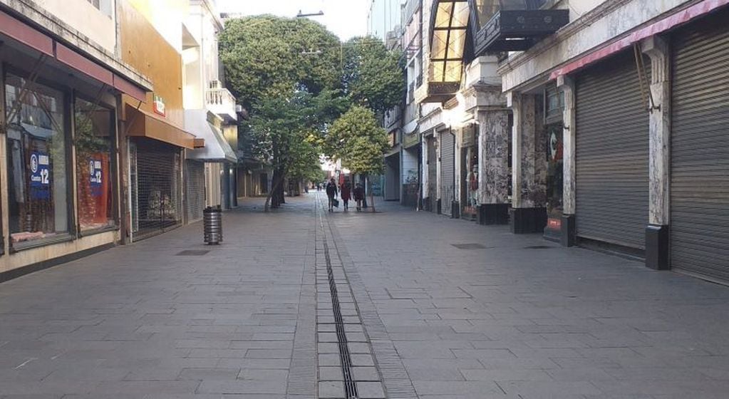 La peatonal San Martín de Rosario quedó casi desierta durante los primeros días del aislamiento social, preventivo y obligatorio. (@marcelasoniade1)