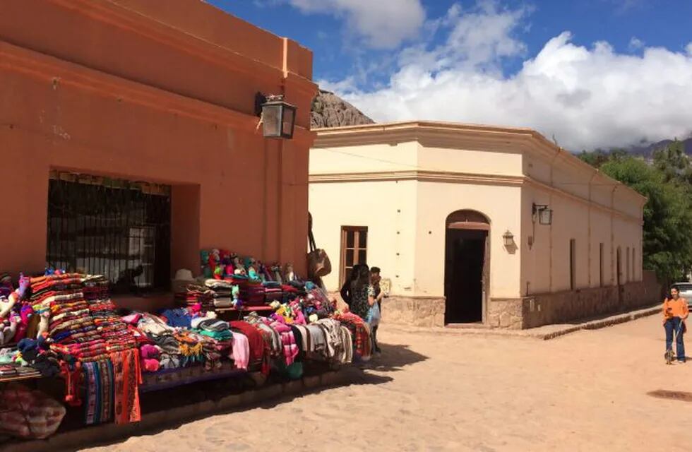 El otoño se disfruta con sol en Purmamarca, Jujuy