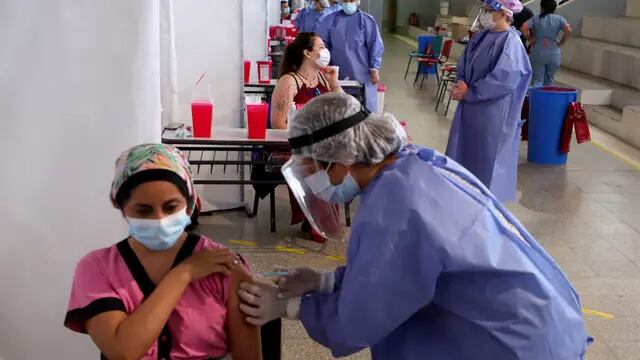 En Neuquén ya vacunaron a parte de los profesionales de la salud y al gobernador