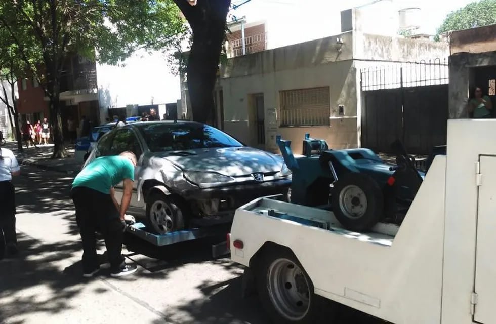 El Peugeot 206 y otros dos vehículos resultaron dañados tras el siniestro en Balcarce y Dean Funes. (Prensa Municipalidad de Rosario)