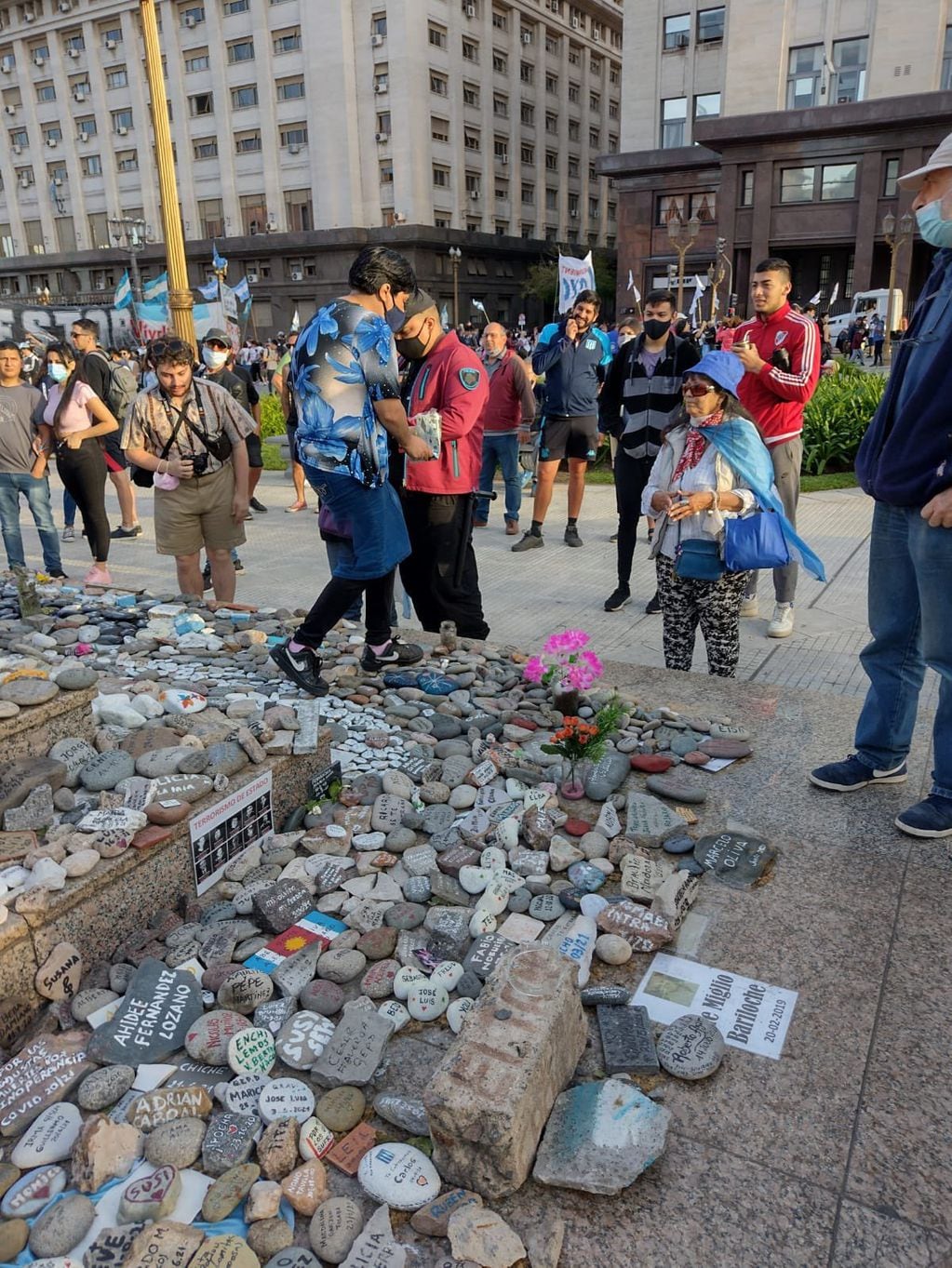 Vandalizaron el memorial por las víctimas del coronavirus en la movilización por el Día de la Lealtad peronista