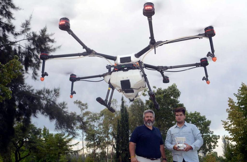 Oscar Irusta: “Fumigar con un dron puede valer  entre 50 y 100 dólares la hectárea”