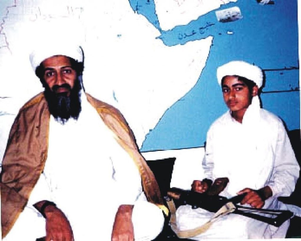 Osama Bin Laden con uno de sus hijos, Hamza Bin Laden, en 2001.