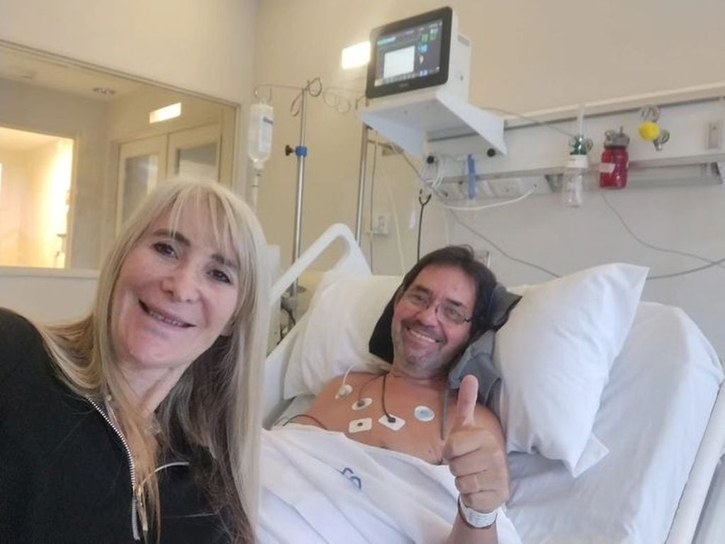 Carlos Andrés, el Bocha Houriet, acompañado de su compañera a la espera de la intervención médica por problemas coronarios. (Face Bocha Houriet)