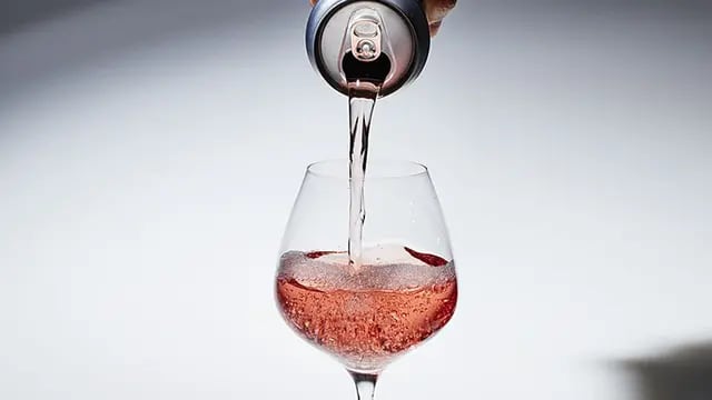El vino en lata se plantea como la opción ideal para un montón de situaciones en las que el vidrio y el descorche complican el consumo. 