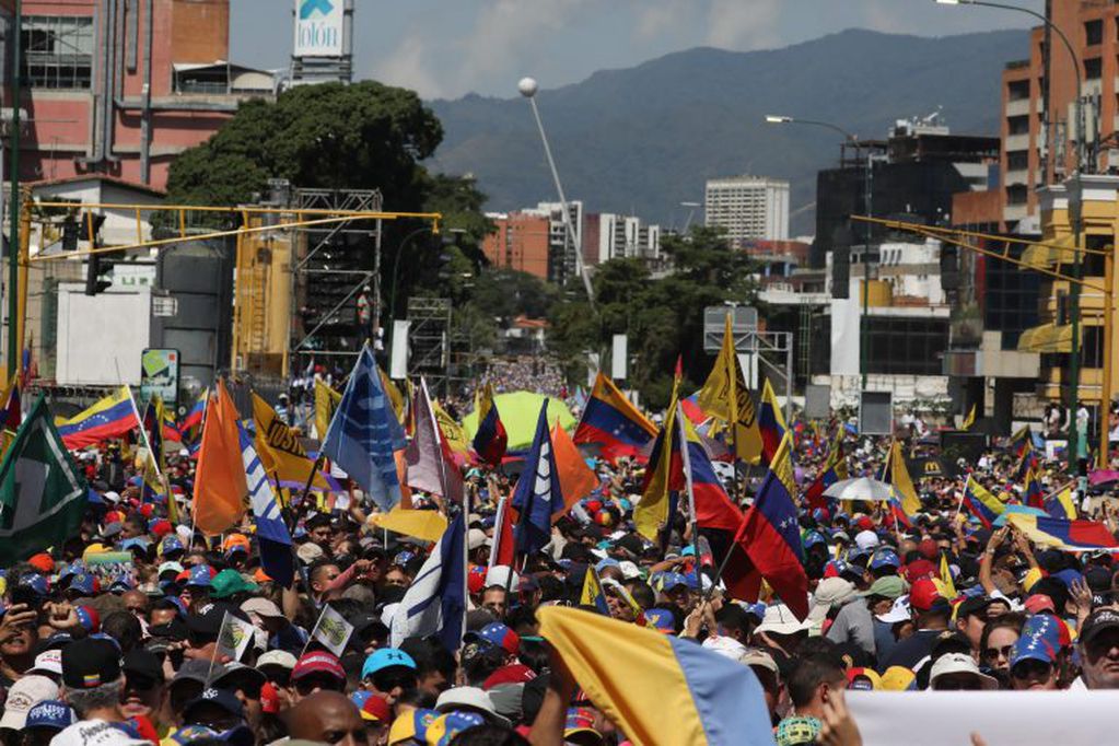 Simpatizantes del presidente de la Asamblea Nacional de Venezuela, Juan Guaidó, escuchan su discurso en una marcha opositora este sábado en Caracas (EFE/ Miguel Gutiérrez)