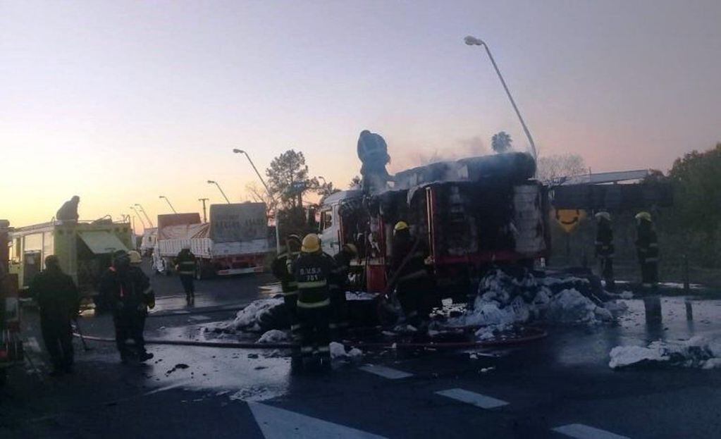 Barranqueras: se prendió fuego un camión que llevaba fibra de algodón