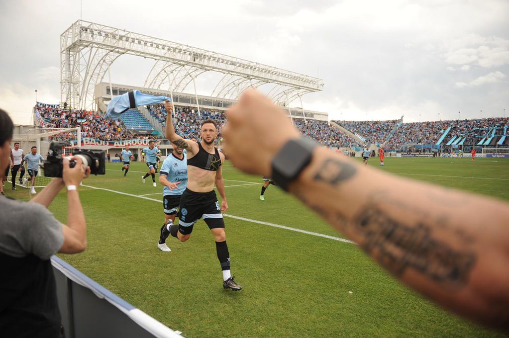 El festejo de gol de Susvielles por el gol del ascenso. Se quedaría para el Belgrano de Primera (Federico López Claro).