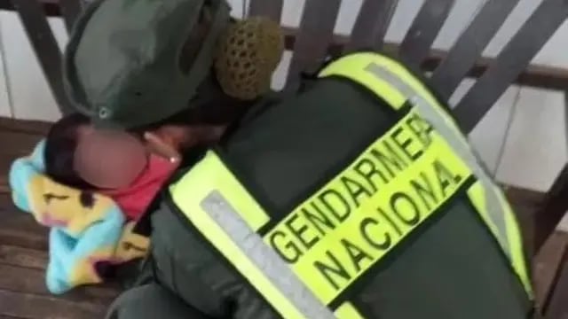 Gendarmes de Bernardo de Irigoyen rescatan a un bebé con una crisis convulsiva