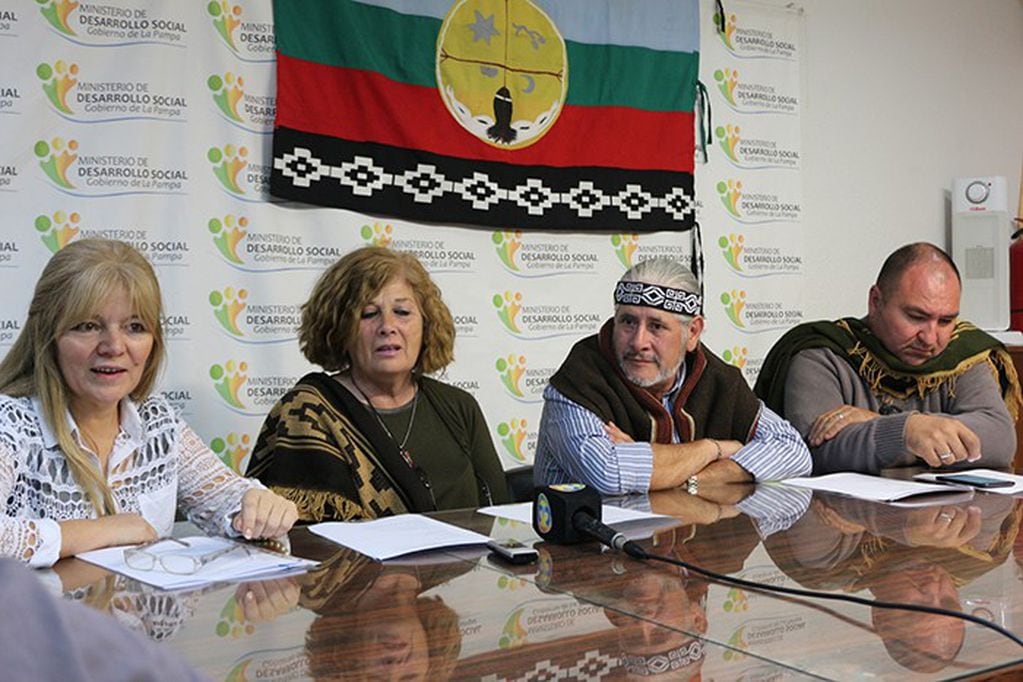 Carrizo y representantes de las comunidades ranqueles durante el anuncio (Gobierno de La Pampa)