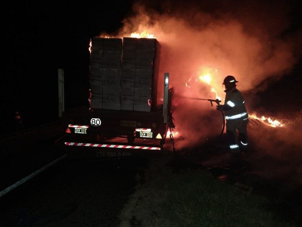 Incendio de camión con celulosa - RN14
Crédito: Bomberos Voluntarios Ceibas