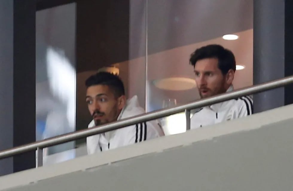 Lionel Messi vio el partido desde el palco acompañado por Manuel Lanzini. Foto: AP.