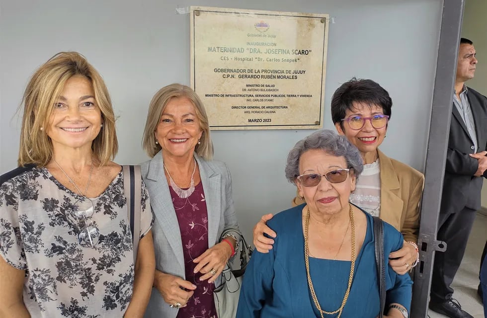 Familiares de la doctora Josefina Scaro junto a la placa recordatoria del acto inaugural de la nueva maternidad del barrio Alto Comedero.
