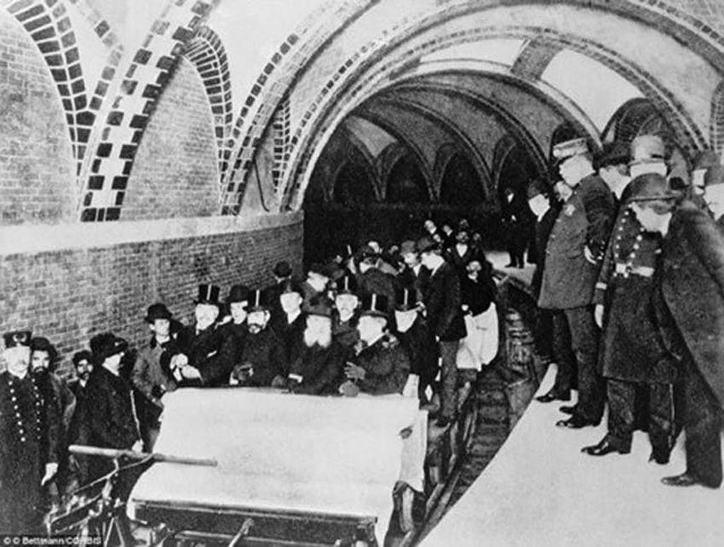 Poco después del primer vuelo en 1903, los Estados Unidos obtuvo su primer metro en Nueva York en 1904. 