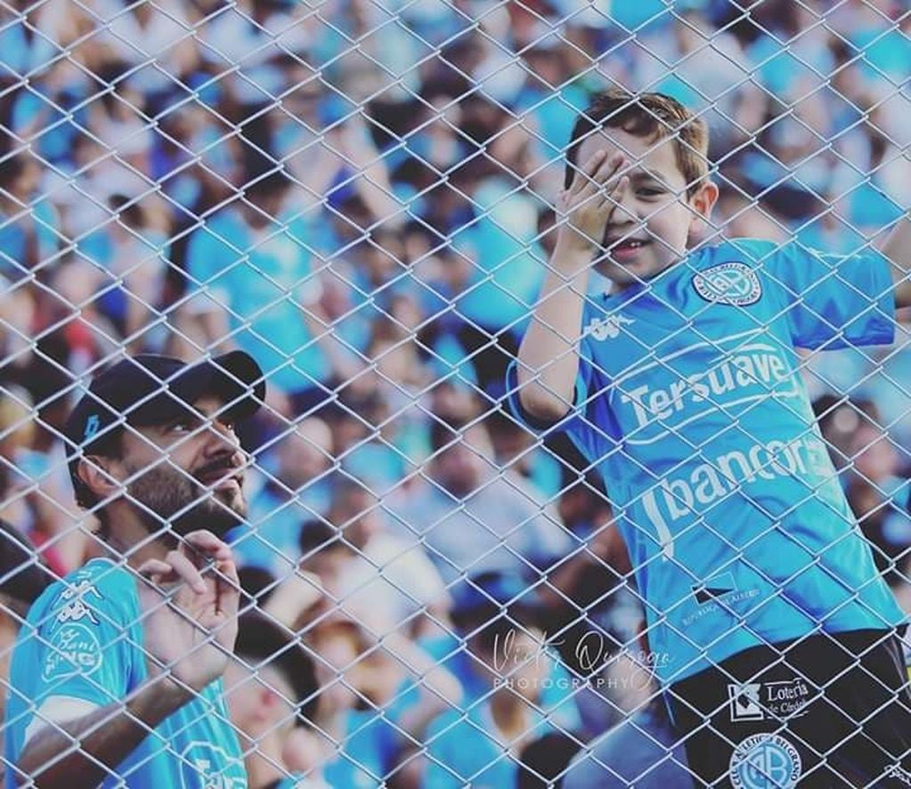 Jeremías, el pequeño hincha de Belgrano de barrio Altamira que recibió la camiseta firmada de los jugadores por parte de Sandro, un hincha de la T. (Facebook)