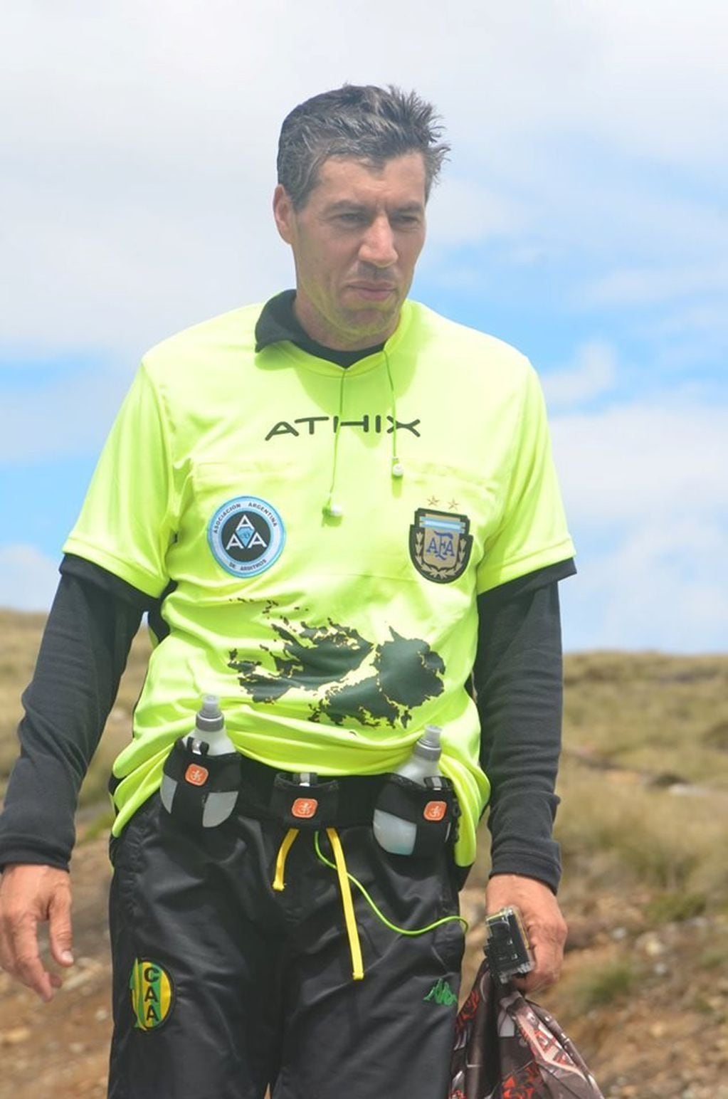 Ex árbitro Alejandro Scomparín unió corriendo Malvinas.