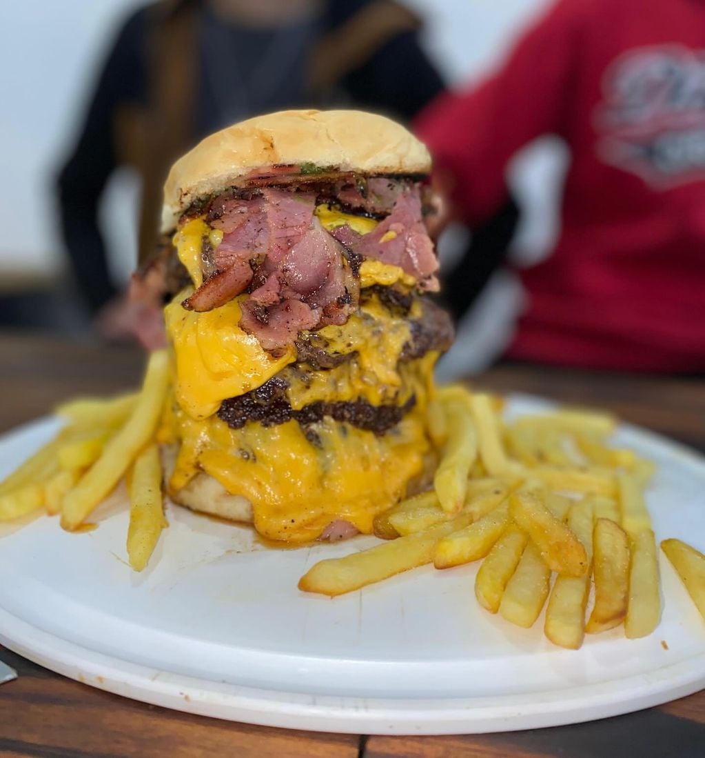 La mega hamburguesa que deben comer los participantes del reto.