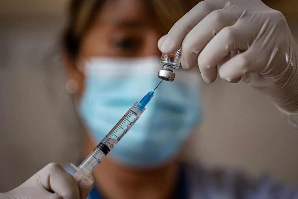 Polémica por la distribución de vacunas (Foto: AP).