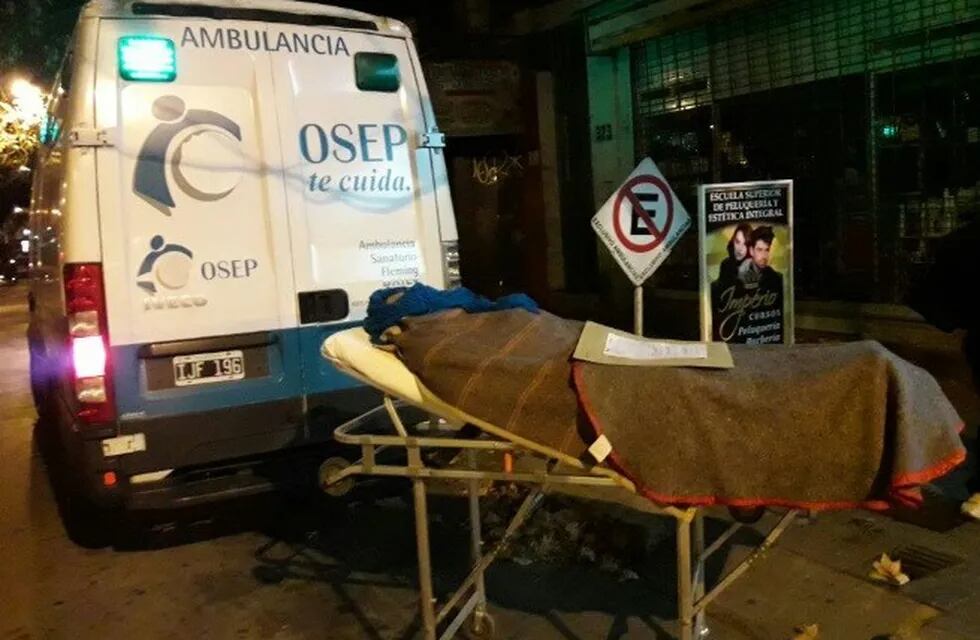 Una ambulancia de OSEP trasladó a la pareja al Hospital del Carmen.