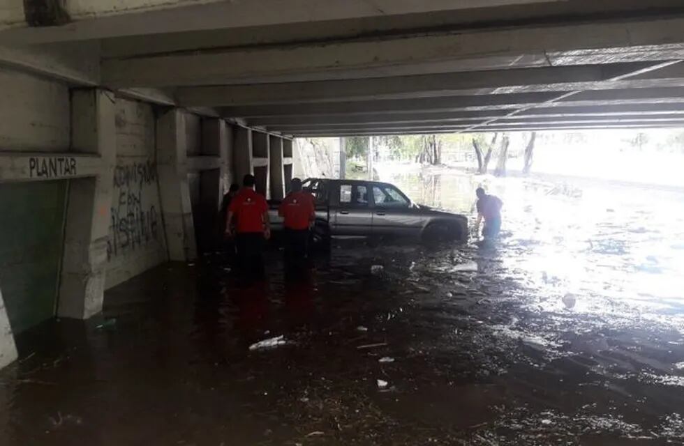 Los cortes en la Costanera de Córdoba siguen por las lluvias de este miércoles.