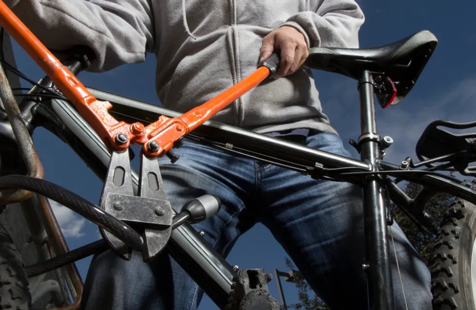 Cansado de que le roben la bicicleta, un herrero rosarino creó un ingenioso "sistema de seguridad".