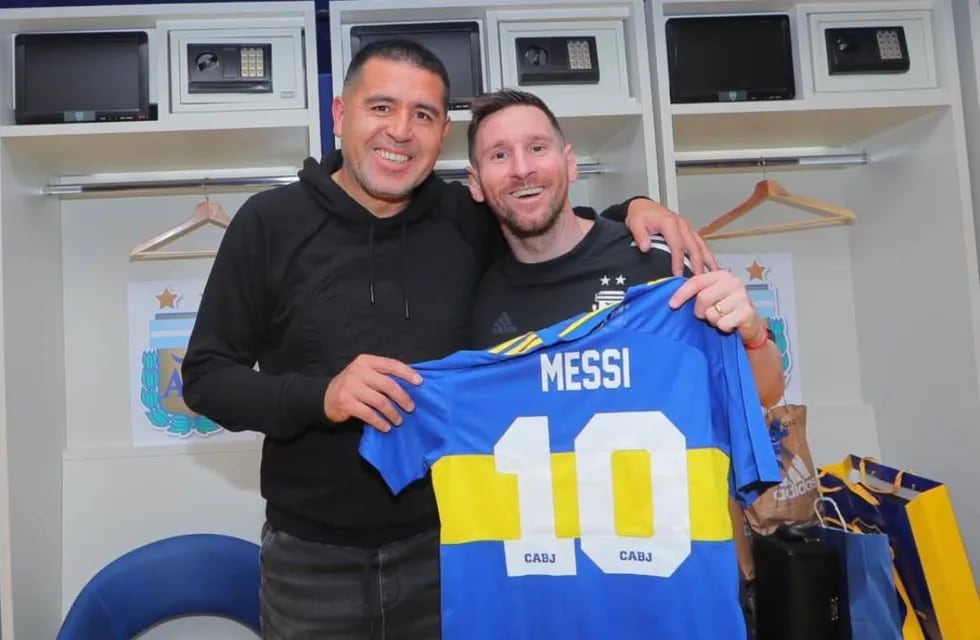 Riquelme visitó a Messi en el vestuario de la Bombonera. (Boca)