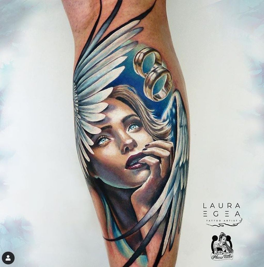Otro tatuaje hiperrealista de Laura Egea que muestra una joven con alas.