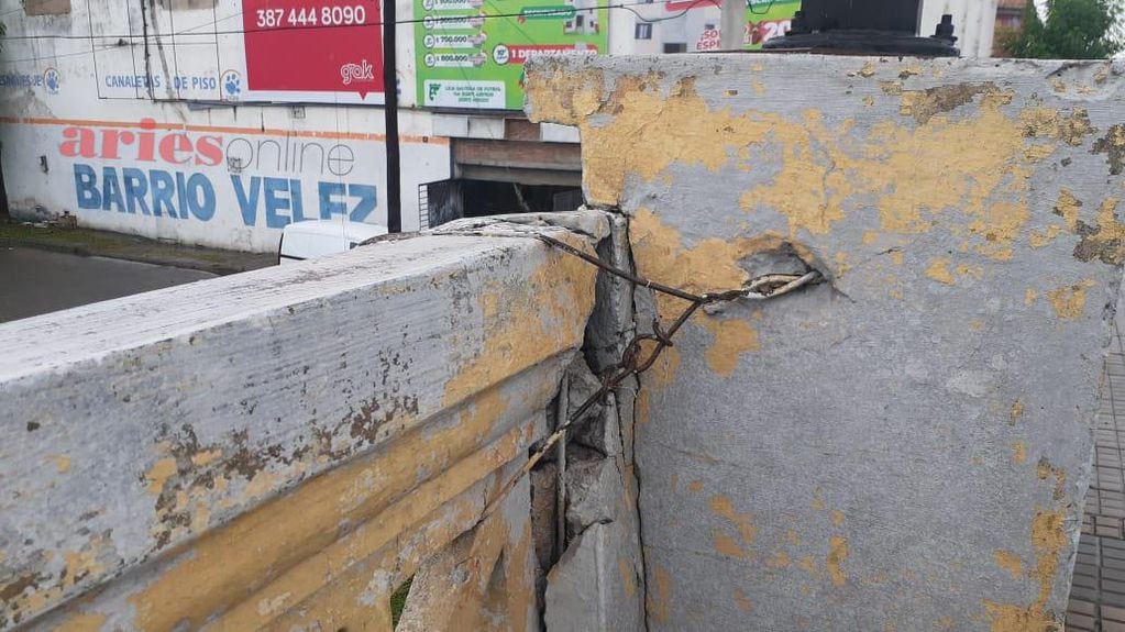 Denuncian que el puente Vélez Sarsfield, emplazado en la zona sur de la ciudad de Salta, está atado con alambre.