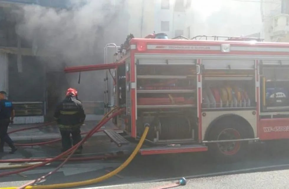 Dos dotaciones de bomberos combaten un incendio en un supermercado en Palermo. (Clarin)
