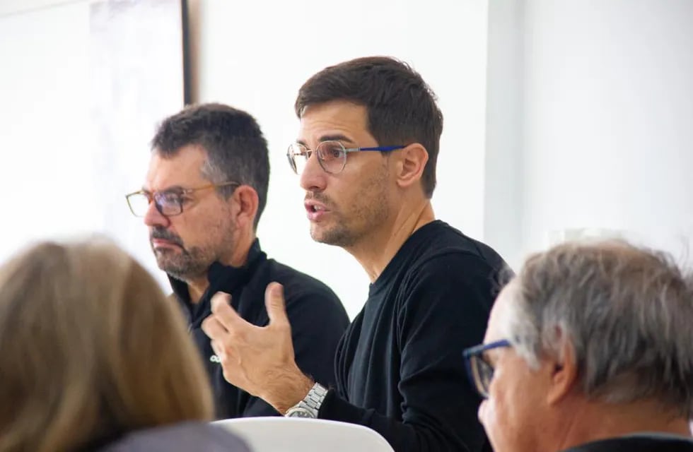 Germán Bottero y Leo Viotti, en una reunión de su equipo de trabajo